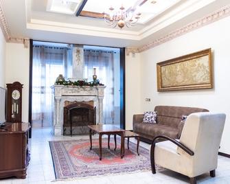 Old City Stylish 4br By Ahlan Hospitality - Nazareth - Living room