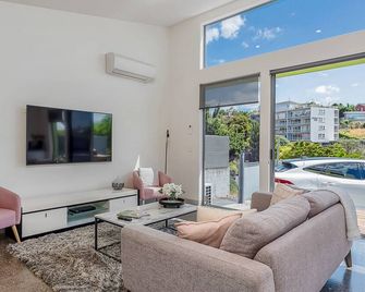 Walk to Salamanca! LUX 3 bdm house, on-site parking! - Sandy Bay - Sala de estar