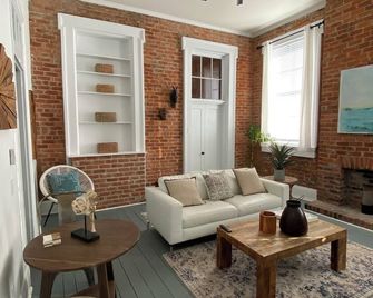 Cozy French Quarter Getaway 2 minute walk to Bourbon street - New Orleans - Living room