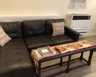 Relax and enjoy the peaceful oasis in beautiful central costal California \n - Atascadero - Living room