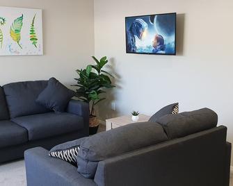 Rose Apartments Central Rotorua- Accommodation & Private Spa - Rotorua - Living room