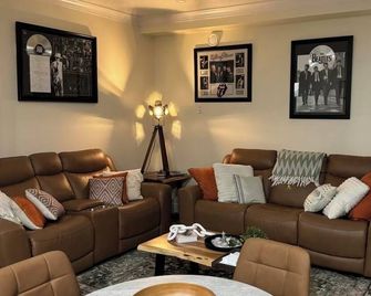 Music & Friends Suite YMM A Luxury Suite designed with the music lover in mind! - Fort McMurray - Lounge