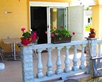 Apartment in Lopar with Terrace, Air condition, WIFI, Washing machine (899-1) - Lopar - Patio