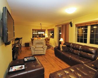 Spectacular Top Floor 2 Br W/ Hot Tub and Panoramic View - Golden - Sala de estar