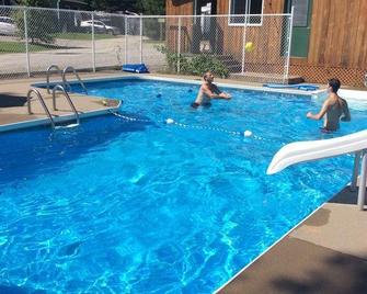 Camping Le 4 Chemins - L'Anse Saint-Jean - Piscina