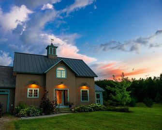 Experience Vermont charm! Up to 5 bedrooms available Please inquire for rates - Middlebury - Building