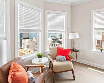 Renovated Beach Block 7BR North Beach Atlantic City - Steps to Beach & Casino - Atlantic City - Oturma odası