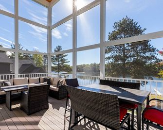 Luxury Lakefront Retreat, Sleeps 16, Sandy Beach - Wild Rose - Balcony