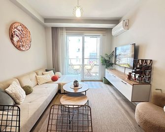 A pleasant and comfortable 2-bedroom apartment near Mersin Marina. - Mersin (Icel) - Living room