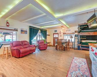 Cozy Kenai Abode with Private Deck 5 Mi to Ocean! - Kenai - Living room