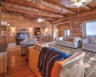 Grand Family Lodge Sleeps 30Events allowed dry camping, youth groups, corporate - Mount Pleasant - Living room