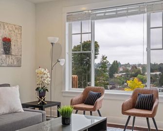 Spacious Seward Park Home for 8! - Seattle - Living room