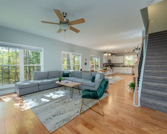 Secluded Mountain Cottage W Hot Tub Near Asheville - Fletcher - Living room