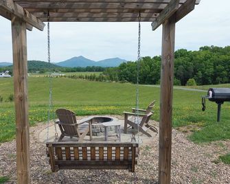 Bedford Cabin w/ Porch, 5 Mi to Historic District! - Bedford