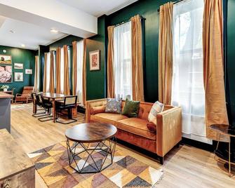 North House - Majestic 3-Bedroom Designer Apartment - Quebec - Lounge