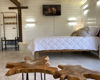 The Bunkhouse “ 5 minutes to I-75” Unique Loft across Brewery & Wedding Venues. - Acworth - Bedroom