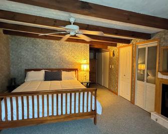 AllSports lakefront cottage. 3 bedrooms, 2 baths, private beach, yard and deck - Belding - Bedroom
