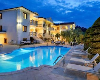 Maryan - Thasos Town - Piscină