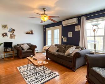 Cherry Tree Exec House - Dt, Bckyrd Grdn, Bbq Deck - Halifax - Living room
