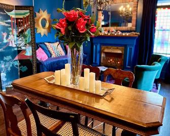 \'Shepherdess\': Mystic Blue Salon With River View - Mystic - Dining room