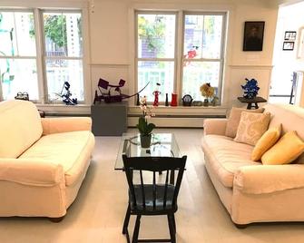 Beautiful And Spacious New Cottage In Charming Village Of Bayside - Northport - Living room
