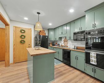 Secluded Retreat + Centrally Located + Spacious + Game Room - Monticello - Kitchen