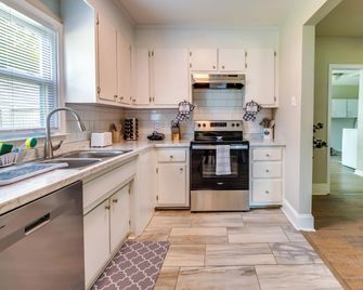 Hopewell Vacation Rental about 3 Mi to James River - Hopewell - Kitchen