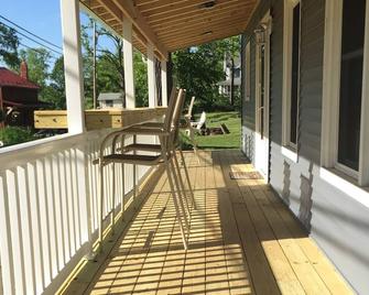 Large 9 BR Family Retreat in this quiet Cove (11 Bedrooms with extra cottage) - Penn Yan - Balcony