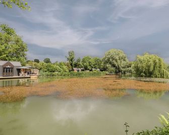 Oak Lodge At Bridge Lake Farm & Fishery - Banbury - Outdoors view