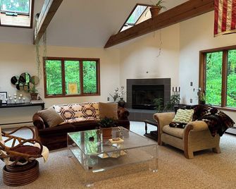 Mountain Brook Cabin w/ 4-bedroom in lovely Cornwall with Jacuzzi Tub and Sauna - Cornwall - Sala de estar