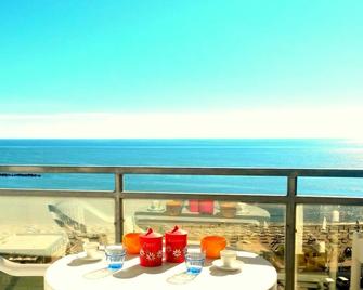 Dominate The Sea From Above! Beautiful Seafront Apartment - 리도 디 폼포사 - 발코니
