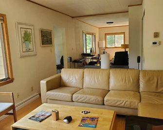 Farmhouse on 21 acres near Shawano Lake, amenities nearby, 45 min. to Lambeau. - Shawano - Obývací pokoj