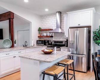 New lakeside cottage is the picture perfect place to relax - Columbus - Keuken