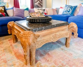 Comfy Colonial - up to 15 ppl 5 mins to Plaza District or State Fair - Oklahoma City - Living room