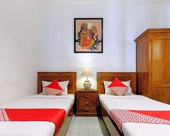 RedDoorz @ Griya Cemara Homestay Yogyakarta - Depok - Habitación