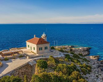 Nice Home in Vis with Hot Tub, WiFi & 2 Bedrooms - Vis - Building