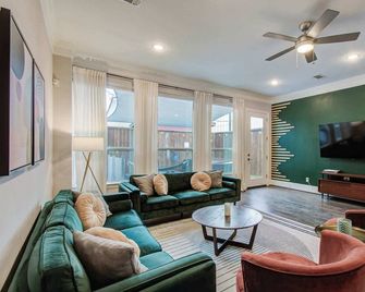 Houston Central Location - Stylish with Jacuzzi - Houston - Sala de estar