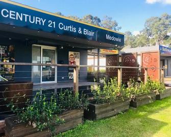 Bull and Bush Hotel - Williamtown