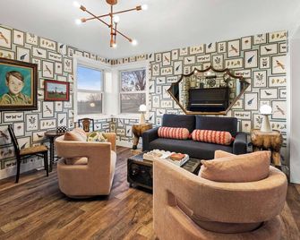 Sherwood Farmhouse: Hot Tub + King Beds + Pet Friendly - Manhattan - Sala de estar