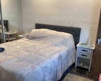 20 minutes from anywhere in San Diego! - El Cajon - Bedroom