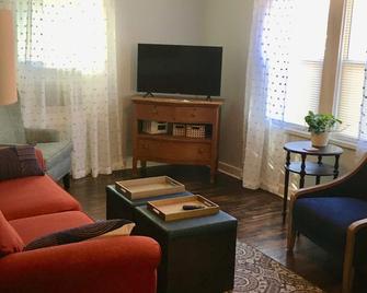 Cozy 1930's Retro Cottage Downtown - Conway - Living room