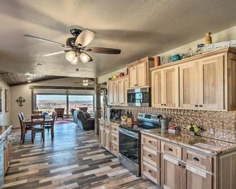 Charming Texas Home w/ Stunning Canyon Views! - Canyon - Kitchen