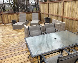 Hop & Skip cottage located on peaceful lot,a minute away from North Point beach! - Gimli - Balcon