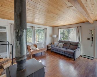 Quiet Sequoia National Forest Cabin with Fireplace - Posey - Living room