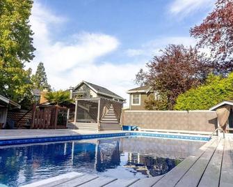 42% Savings ~ Airport ~ Free Parking - Richmond - Pool