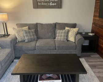 Unwind in our Cozy Farmhouse Nestled in a Serene Country Setting - McKinney - Living room