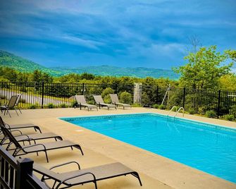 Travelodge by Wyndham Lake George NY - Lake George - Pool