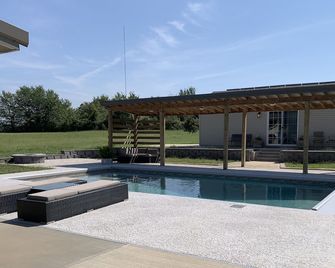 Klaver Cottage just off MO, KS, & OK’s Route 66 - Joplin - Pool