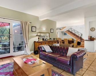 The Ship House - relax by the sea - Mornington - Living room