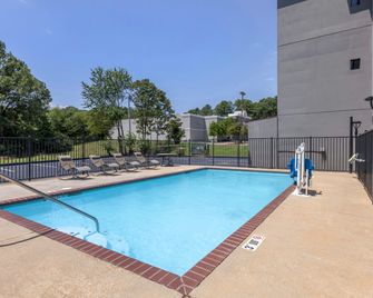 Red Roof Inn & Suites Clinton, MS - Clinton - Pool